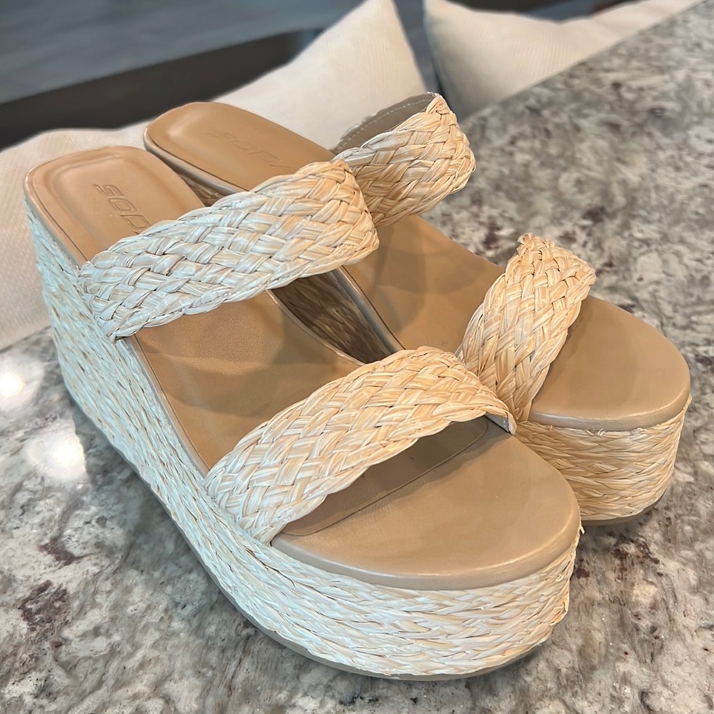 Straw inspired summer wedges!